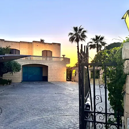 ヴィラ Madliena Hills Mansion