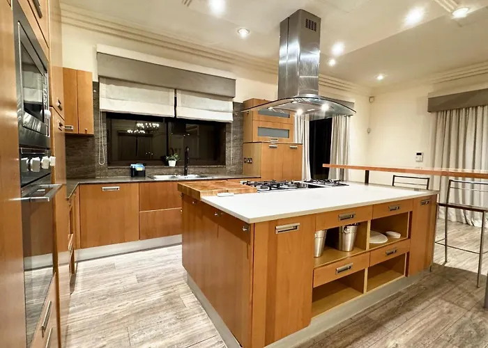 וילה Madliena Hills Mansion *