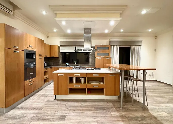 Madliena Hills Mansion וילה