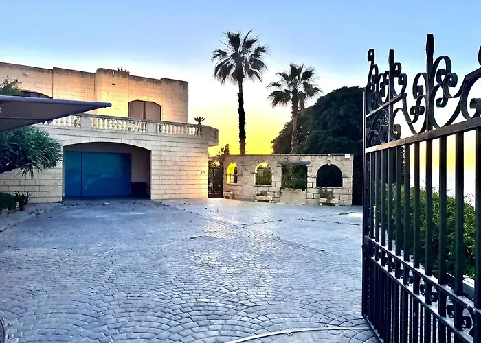 וילה Madliena Hills Mansion *